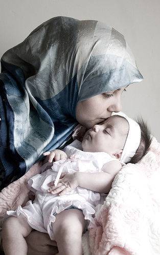 Hadith du jour : embrasser les enfants