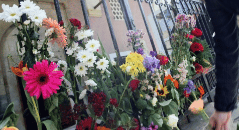 Bulgarie : des citoyens déposent des fleurs devant la mosquée attaquée