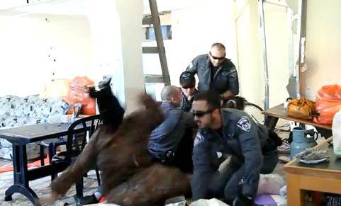 Israël, porteur d’un message de Paix : arrestation violente d’un homme Palestinien
