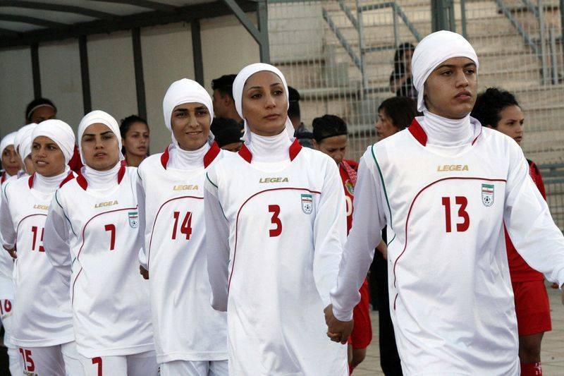 L’IFAB approuve officiellement le port du voile pour les footballeuses musulmanes, la France l’interdit