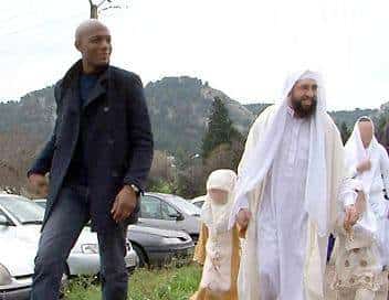 Harry Roselmack avec l'imam de la mosquée Ibn Baz de Marseilles