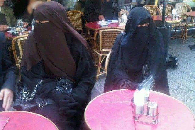 Deux femmes en niqab au Fouquet's