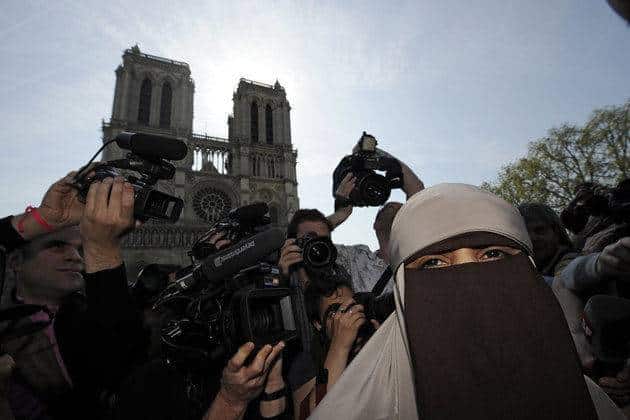 Kenza Drider au rassemblement contre la loi anti-niqab