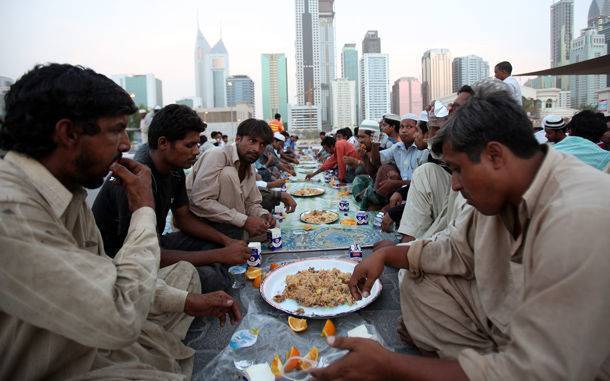 Ouvrier aux Emirats durant l'Iftar