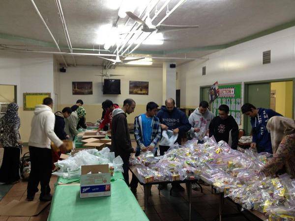 Musulmans préparant des pack repas pour les victimes de Sandy Musulmans préparant des pack repas pour les victimes de Sandy