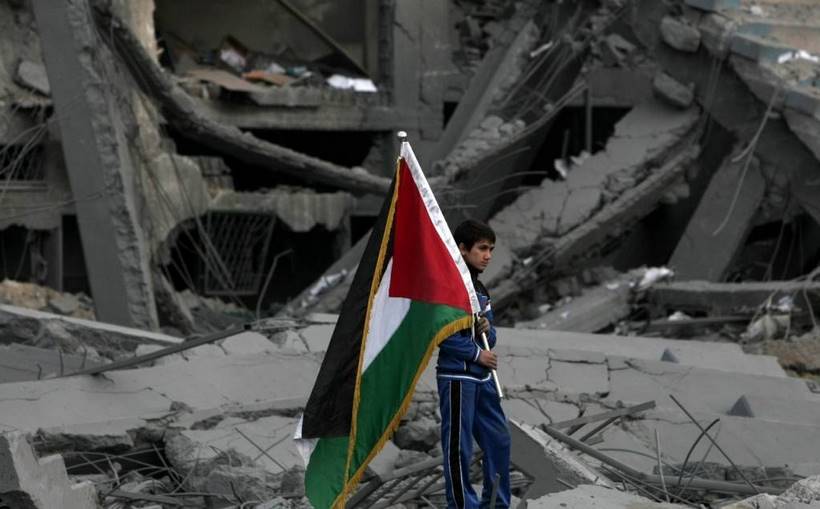 Enfant sur les décombres du Palestine Stadium à Gaza Enfant sur les décombres du Palestine Stadium à Gaza