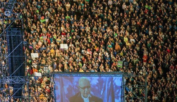 le-discours-de-l-ex-patron-du-mossad-meir-dagan-est-retransmis-sur-un-ecran-geant-lors-d-une-manifestation-a-tel-aviv-le-7-mars-2015_5287715