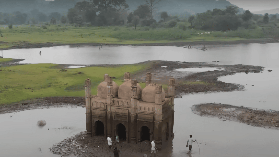 Un village indien retrouve sa mosquée enfouie jusqu'alors sous les eaux