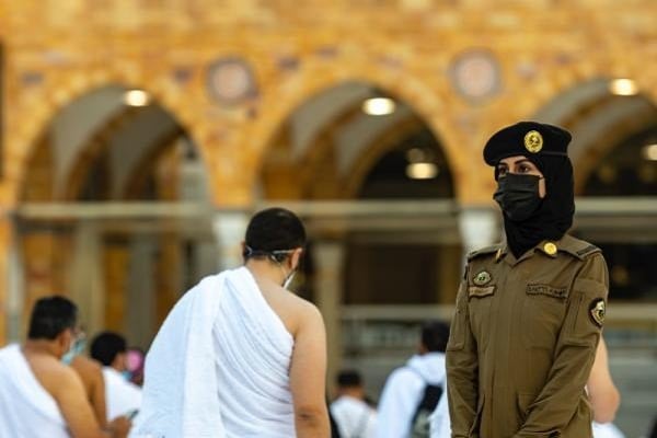 Les forces de sécurité du Hajj et de la Omra accueillent 255 Saoudiennes dans leurs rangs