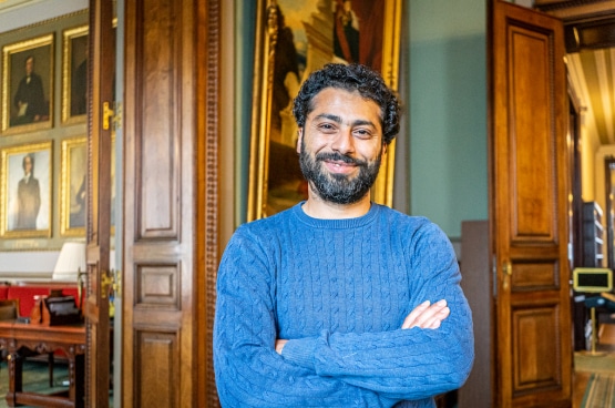 Le député belge Nabil Boukili porte sa voix avec un drapeau palestinien Le député belge Nabil Boukili porte sa voix avec un drapeau palestinien