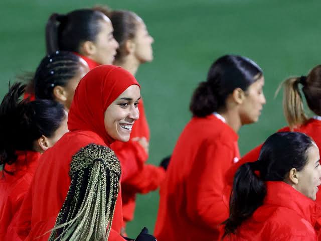 Nouhaila Benzina et Heba Saadieh, pionnières voilées au Mondial de football féminin