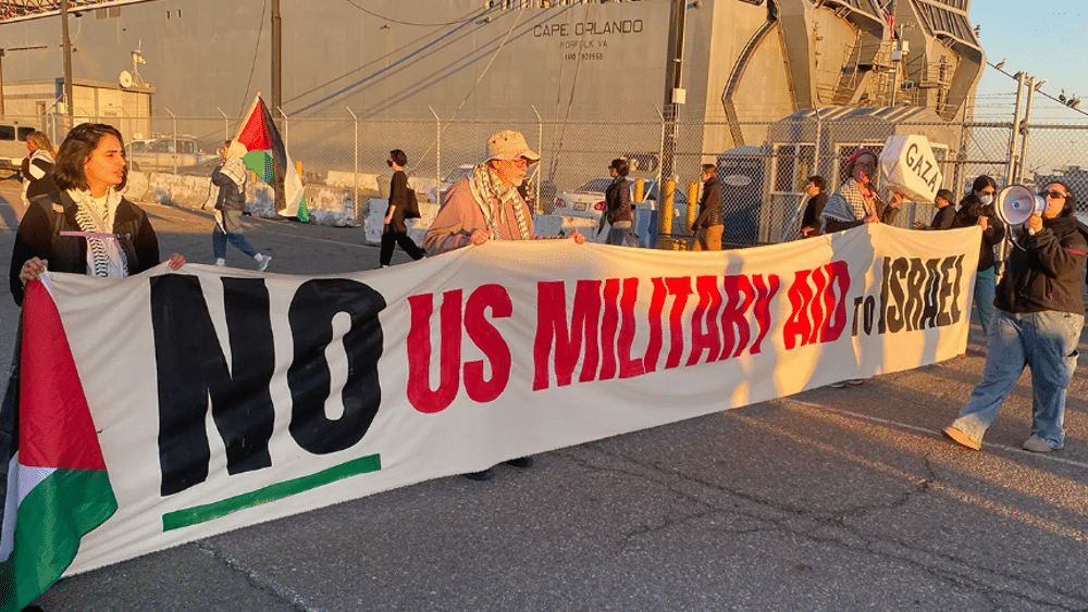 Protestations au départ d'un navire militaire américain chargé de transporter des armements à destination d'Israël Protestations au départ d'un navire militaire américain chargé de transporter des armements à destination d'Israël