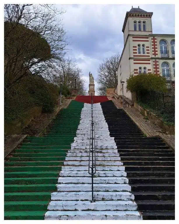 Nantes : Les marches de l’escalier de la butte Nantaise peintes aux couleurs du drapeau palestinien