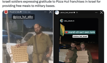 Des soldats israéliens expriment leur gratitude aux franchises Pizza Hut en Israël pour leur avoir fourni des repas gratuits.