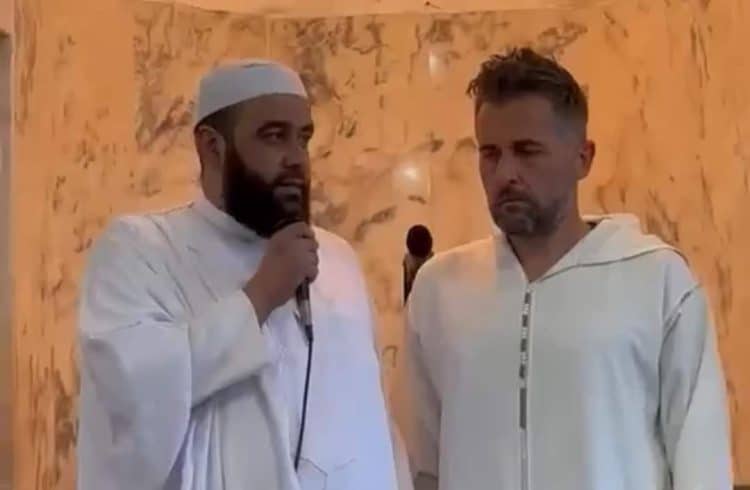 Inspiré par Gaza : Patrice Beaumelle, Entraîneur Français du MCA, se convertit à l’Islam