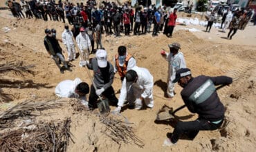 Exhumation des corps dans une fosse commune à l'hôpital Nasser