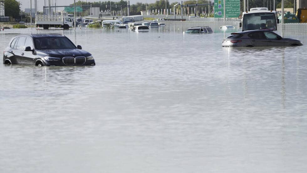 Dubaï et Oman paralysés par de fortes inondations.